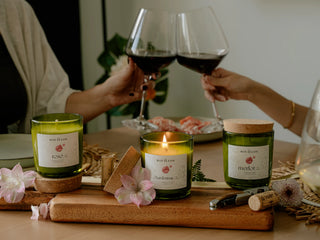 bougie sur table avec vin qui trinque background