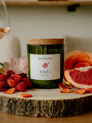 Bougie rosé sur palette bois et déco